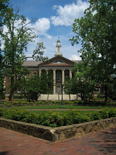 全美最美的校园第27位 北卡罗来纳大学教堂山分校（University of North Carolina at Chapel Hill，简写UNC），是一所男女同校的公立研究型大学，位于美国北卡罗来纳州教堂山。是全美国最早的州立大学。它成立于1789 …