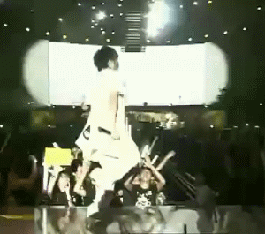 主唱大人这是跳舞吗？NO！这是在扭动。。。。。