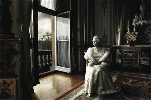 伊丽莎白二世（Her Majesty Queen Elizabeth II），1926年4月21日生于伦敦，原名为伊丽莎白·亚历山德拉·玛丽·温莎（Elizabeth Alexandra Mary Windsor），全称为“承上帝洪恩的大不列颠及北爱尔兰联合王国及其他领土和属地的女王，英联邦元首，国教（圣公会）的捍卫者伊丽莎白二世”。2010年女王求加薪，以填补皇室600万英镑的财政赤字。据悉，这是她20年来第一次要求加薪。