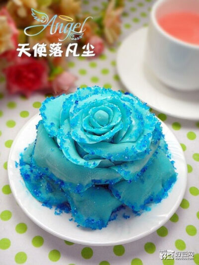 蓝色妖姬其实就是普通的玫瑰经过染色后加工而成的，最后还会撒上金粉，今天就来做一朵蓝色妖姬翻糖蛋糕，它象征着一种永恒，一种对美好生活的向往。蓝色妖姬的花语：你是我最深的爱恋，送给天下有情人。&gt;&gt;&gt;…