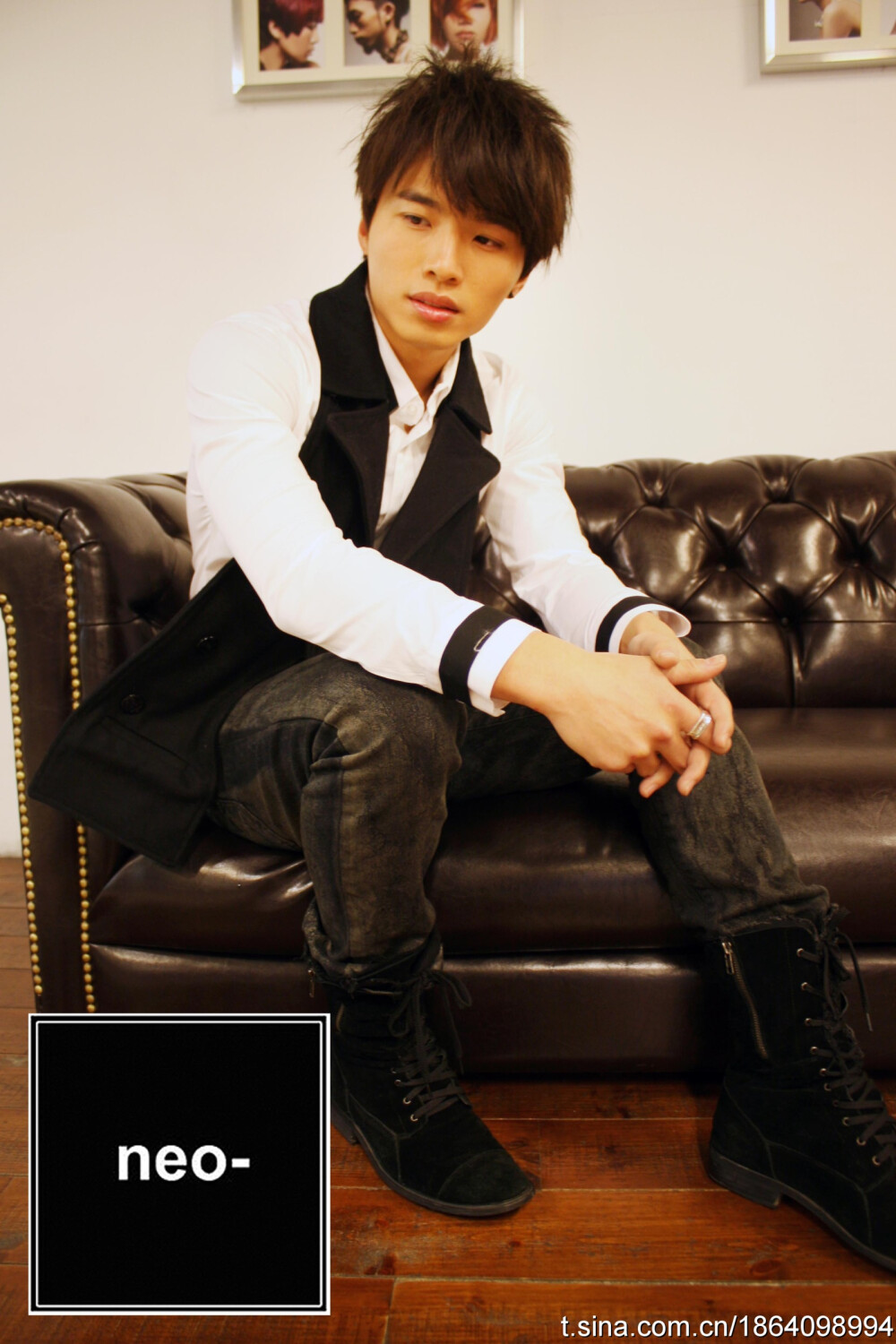 NS09002-WH 袖領撞色襯衫 白＋NA09001-BK 雙排釦領圍巾 黑