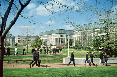 全美最美的校园第18位 美国海军学院（United States Naval Academy，缩写USNA）是美国海军和美国海军陆战队的军官本科教育学校，位于马里兰州的安那波利斯。学院的格言是“ex scientia tridens”，字面上来翻译这句…