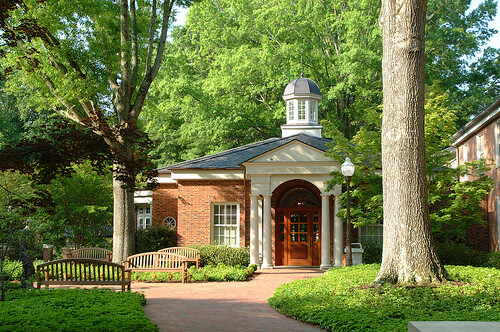 全美最美的校园第12位 Furman University(福尔门大学）是一所文理学院，位于美国南卡罗来纳州（South Carolina)的格林维尔市（Greenville). 福尔门大学是一所私立大学，它建立于1826年，建立之初是一所神学院，但该功能于1858年被弃用。其后，随着内战的结束，福尔门大学加速了发展并于1961年与福尔门女校合并，同时将校园挪至现在所处的Greenville并发展成为顶尖的文理学院。福尔门大学拥有一流的音乐学院，这使得许多住在美国北部对音乐感兴趣的学生被迫“南迁”。该校同时为美国政坛培养了不少的精英。