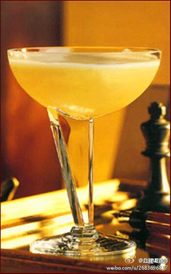 【边车Side Car】"鸡尾酒十杰"之一，凡饮用过的人无不交口称赞~带有酸甜味，口味非常清爽，能消除疲劳，所以适合餐后饮用~材料：白兰地 1.5盎司 橙皮香甜酒 1/4盎司 柠檬汁 1/4盎司 制法：将上述材料摇匀后注入鸡尾…