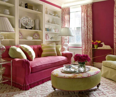 大胆使用鲜艳的色彩，地板也是柔和的粉红色地毯，和淡绿色相搭配，倒也不错。