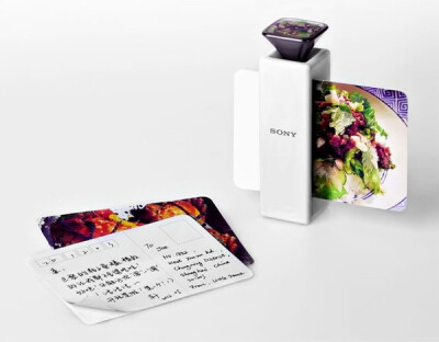 Food Printer是一款便携式的创意产品，融合了拍摄和先进的气味打印机功能于一身，用它打印出来的美味明信片可以记录食物的味道在上面，让喜欢旅行并且喜爱品尝各地美食的朋友们可以随时与亲朋好友分享这种舌尖上的快…