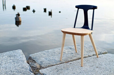 体态优美的Corliss chair出自设计工作室DUNN。Corliss巧妙的混合了传统美式家具的硬木结构和现代的造型美感，座面和椅腿部分使用了质轻且硬度较高的枫木，靠背部分则采用铝合金材料完成，材料之间的鲜明对比和其优雅…