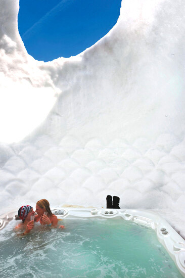 想尝试爱斯基摩人的蜜月感觉吗?在大陆地区已然是夏季的六月里来到瑞士的滑雪胜地体验一把“冰雪酒店”会是个绝妙的创意。酒店坐落于阿尔卑斯山的山顶，酒店的每个房间都是独立的。最特别的是，所有的独立房间全部由…