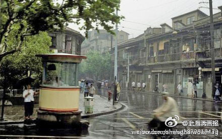 80年代上海雨天的街景