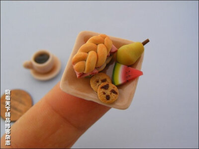 让人惊叹的指尖美食 以色列艺术家吉文亚伦以让人惊叹的创意造出了指尖“美食”，这些微型美食套餐以粘土制造，按1:12的比例复制十分逼真，所有看到这些神奇“美食”的人都极其惊叹和喜爱。