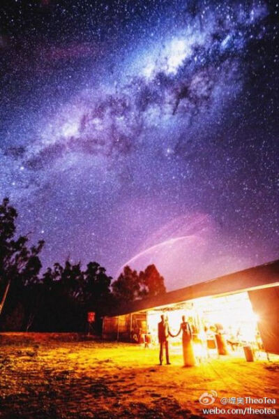【在银河下起誓！】英国一对新人在澳大利亚的婚礼上。。。在浩瀚星空下摄影师给他们拍下了这张合影，非常震撼！