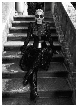 超模卡门·卡斯 (Carmen Kass) 着黑衣登《Vogue》美国版2012年9月刊封面