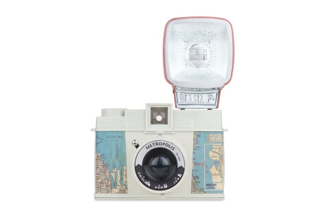 带着 Diana F+ &amp; Flash Metropolis 开启你的梦幻旅程，搭配着旅游主题的设计，已经具备所有梦幻的效果，这个中片幅的傢佸将带领你前往难以忘怀的底片世界。