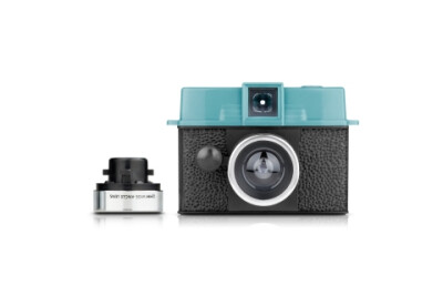 Lomgoraphy 很骄傲的能在此宣布：Lomography 110 相机家族 最新成员 — Diana Baby 110 正式诞生了！ 这部迷你可爱的 Diana Baby 和它同血缘的 Diana F+ 一样，配备「可换镜系统」及简单的使用方式。让你带着小巧的…