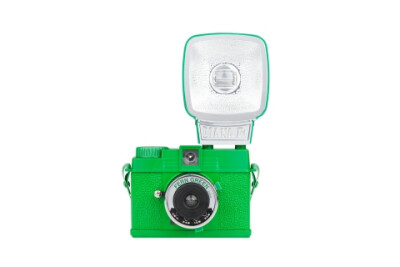 向 Diana Mini &amp; Flash Package - Fern Green 说声 Hi ! 附带着鲜蓝闪灯，Diana Mini monochrome edition 会让你发现 35mm 的摄影乐趣！