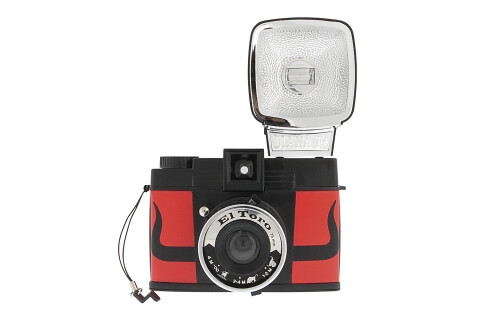 Hola, Diana！为庆祝Diana World Tour 的西班牙站，我们诚意推出 Diana F+ El Toro！具有阳刚、雄浑魅力牛角图案，几已是最能代表西班牙的标?；机身上刻有的&quot;acojonante&quot;文字，正是&quot;This is fantastic!&quot;的意思。