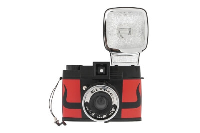 Hola, Diana！为庆祝Diana World Tour 的西班牙站，我们诚意推出 Diana F+ El Toro！具有阳刚、雄浑魅力牛角图案，几已是最能代表西班牙的标?；机身上刻有的&quot;acojonante&quot;文字，正是&quot;This is fantasti…