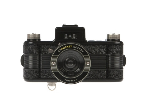 Lomography Sprocket Rocket 一场全新的宽景视野，能拍下你最爱的齿孔，适用于 35 mm 胶卷，能为你拍下 18 张辽阔且迷人的照片。