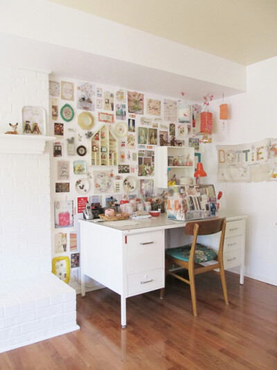 a ‘bits and bobs’ wall… (by dottie angel) 好漂亮的装饰