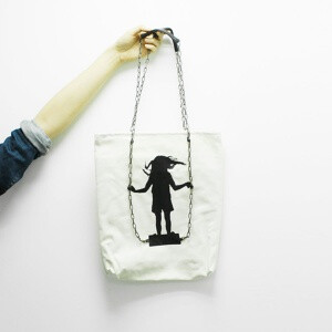 女孩包/7 Little Moments——传统的包包设计都集中在“包”的设计上，这个系列的包包却把“袋子”与“包”有机的结合起来，做出了意想不到的设计效果。