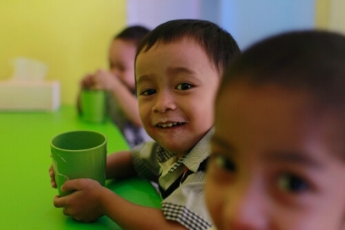 印度尼西亚一个日托儿所里，孩子们正在喝牛奶。摄影Beawiharta / REUTERS。