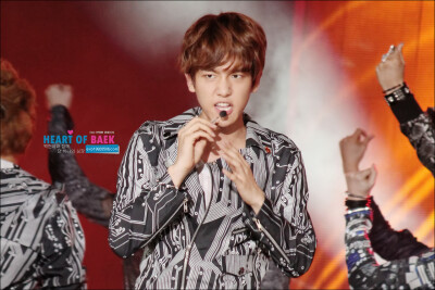 中途麦克风是掉了吧。120525 #最珍贵的边伯贤# CR:heart to baek