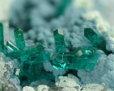 Dioptase : CuSiO3·H2O, Plancheite : Cu8(Si8O22)(OH)4·H2O