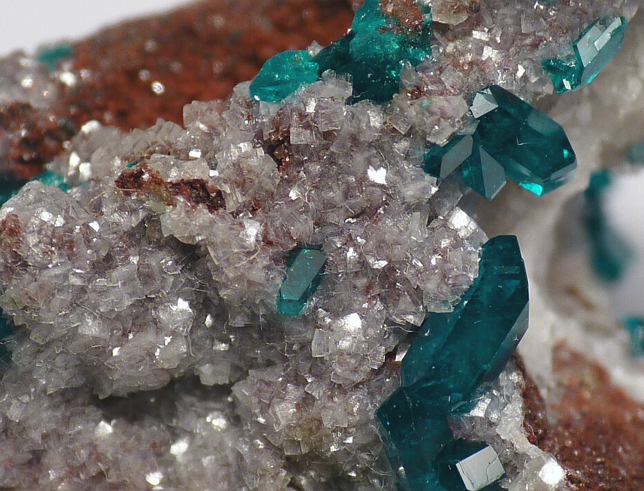 Minrecordite : CaZn(CO3)2, Dioptase : CuSiO3·H2O