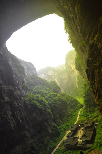 大大的山洞 .