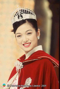 1996 李珊珊 不仅获得了当届的港姐冠军，还包揽了包括“最上镜小姐”、“友谊小姐”和“才艺小姐”在内的另外三项桂冠，象这样一人独中四元的事在港姐选美中还真的不多见。在独揽四项大奖之后，李珊珊乘胜参加…