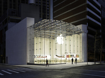 美国纽约百老汇Apple Store苹果直营店 纽约曼哈顿上西区，百老汇大街和第67街转角，据称在夜间是百老汇大街上最明亮，醒目的建筑。