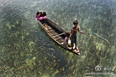 【Qing旅行】这是马来西亚小镇Semporna一群划舟的孩子，像是在天空游荡。 Qing 旅行标签精选:http://t.cn/SIoXUe