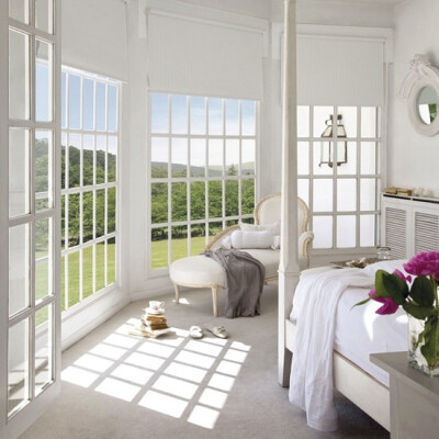 这是一座位于西班牙的别墅，别墅统一以白色着调，加上大大的落地窗，十分通透敞亮。