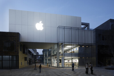 中国首家Apple Store建于北京市朝阳区三里屯，于 2008 年 7 月 19 日，周六隆重开幕。