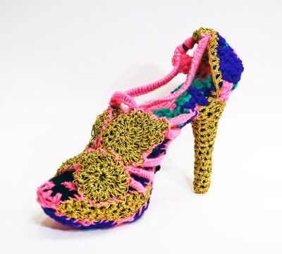 【潮】 毛线的高跟鞋，高贵的宫廷色调，好艳丽olek the polish-born brooklyn-based known for her large encompassing crocheted works, has scaled down a bit to create a series of footwear made using the sa…