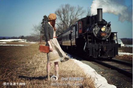 【经常坐火车的这个必须了解】只要是个位数 0 ，5， 4， 9的火车票全是靠近窗户的。0 5是三人座靠窗的；4 9是两人座靠窗的。个位数是2 7 3 8是靠近过道的，2 7是三人座靠过道3 8二人座靠过道的。剩的两个数就是三人座中间的。