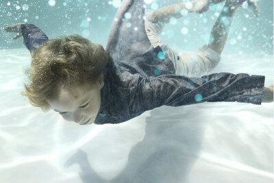 【under water】英国的女摄影师Zena HOLLOWAY。她的水下摄影作品雍容华贵，每张作品都别有风格。