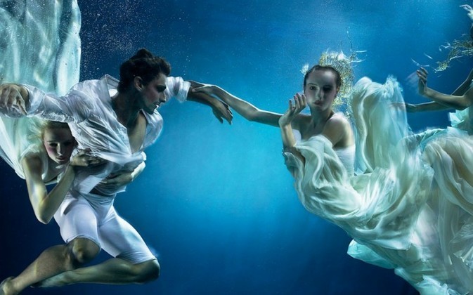 【under water】英国的女摄影师Zena HOLLOWAY。她的水下摄影作品雍容华贵，每张作品都别有风格。