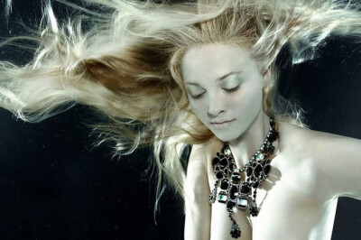 【under water】英国的女摄影师Zena HOLLOWAY。她的水下摄影作品雍容华贵，每张作品都别有风格。