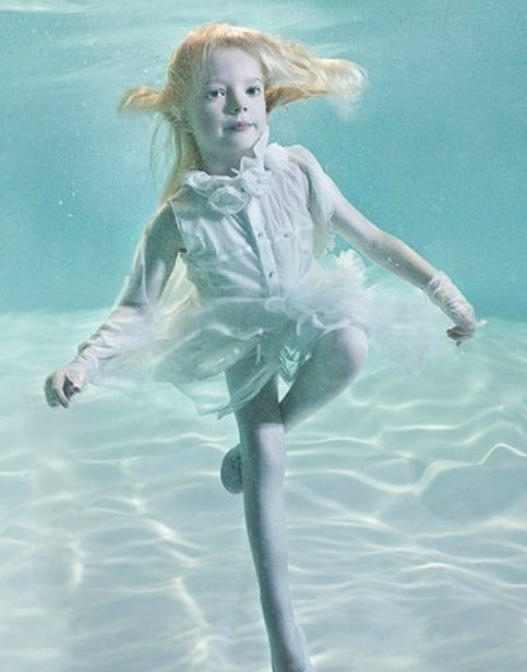 【under water】英国的女摄影师Zena HOLLOWAY。她的水下摄影作品雍容华贵，每张作品都别有风格。