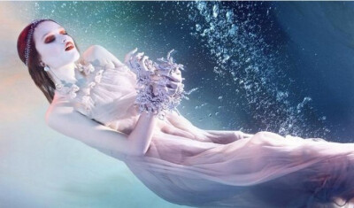 【under water】英国的女摄影师Zena HOLLOWAY。她的水下摄影作品雍容华贵，每张作品都别有风格。