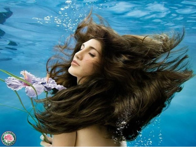 【under water】英国的女摄影师Zena HOLLOWAY。她的水下摄影作品雍容华贵，每张作品都别有风格。