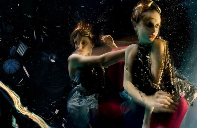 【under water】英国的女摄影师Zena HOLLOWAY。她的水下摄影作品雍容华贵，每张作品都别有风格。