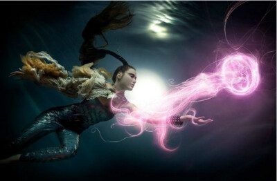 【under water】英国的女摄影师Zena HOLLOWAY。她的水下摄影作品雍容华贵，每张作品都别有风格。