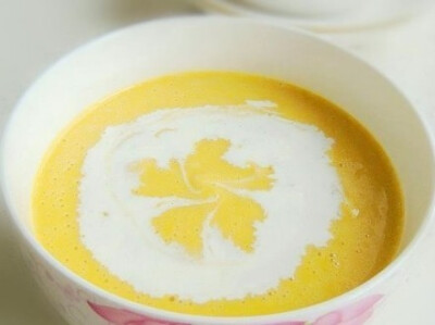 【奶油南瓜汤】做法：南瓜去皮跟瓜瓤，切块，放入微波炉，高火10分钟。 把熟南瓜肉加入淡奶油、牛奶、盐一起放入料理机搅打1分钟，就得到奶油南瓜浓汤。（盐一定不要多放，因为南瓜较甜不容易尝出咸味，当你尝出咸味…