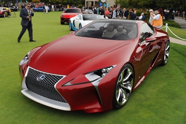 车蚂蚁推荐------美国圆石滩车展的英文全称为Pebble Beach Concours d'Elegance，于1950年11月5日首次举办，圆石滩车展被认为是全球最豪华的车展。