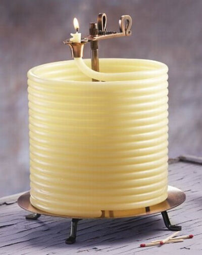 一长卷的蜡烛，用蜂蜡做成，可自动伸缩，燃烧144个小时。