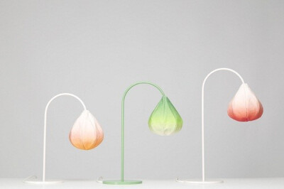 挪威女设计师 Kristine Five Melvær设计的Bloom Lamps灯具，灵感来源于大自然中的花苞抑或水滴，渐变淡雅的色调以及布面纤维与钢的结合，简约而舒心。