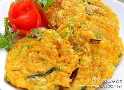  【南瓜鸡蛋煎饼】制作：1.南瓜去皮擦成细丝。2.加入香葱,少量面粉；加入适量盐；打入一颗鸡蛋。3.把南瓜丝和面粉等混合均匀。4.把锅烧热熄火,放入适量植物油,用勺把南瓜糊摊在锅上,用平铲压平成饼状.开小火慢慢煎.等到底部煎熟了再翻面。5.翻面以后,再煎至两面金黄微焦即可。