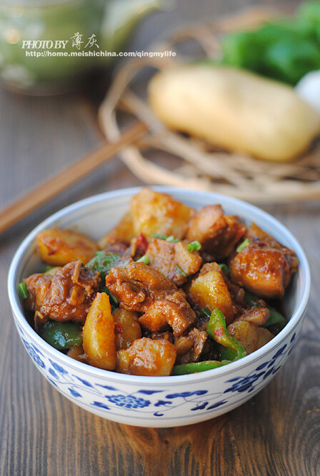 【香辣土豆烧鸡块】土豆烧鸡块这样的家常菜是我最爱的，也是会伴随很多家庭一生的家常菜。土豆和鸡也算是个经典组合，有鸡腿的加入，所以怎么烧都会好吃，适合厨房新手培养自信哇。